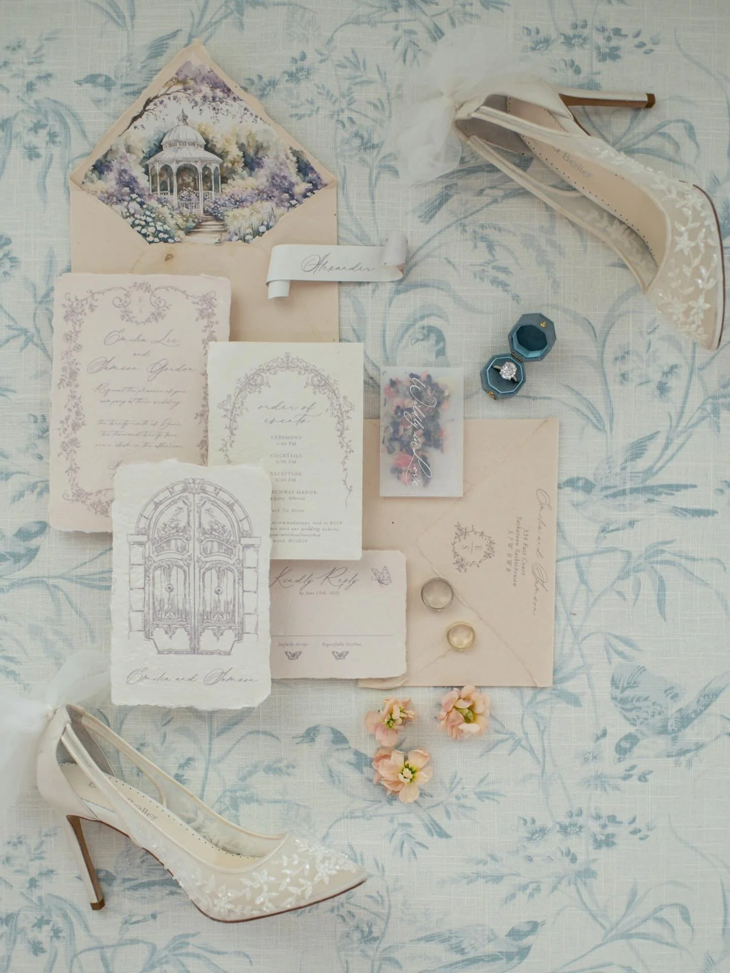 On your Wedding Day your Photographer will love it if you have already gathered your detail items in a box! ✨ 

Some items included;
* Rings and bands, of course cleaned&nbsp;
* Ring boxes
* Jewelry (bracelets, necklace, earrings, hair piece)
* Perfu