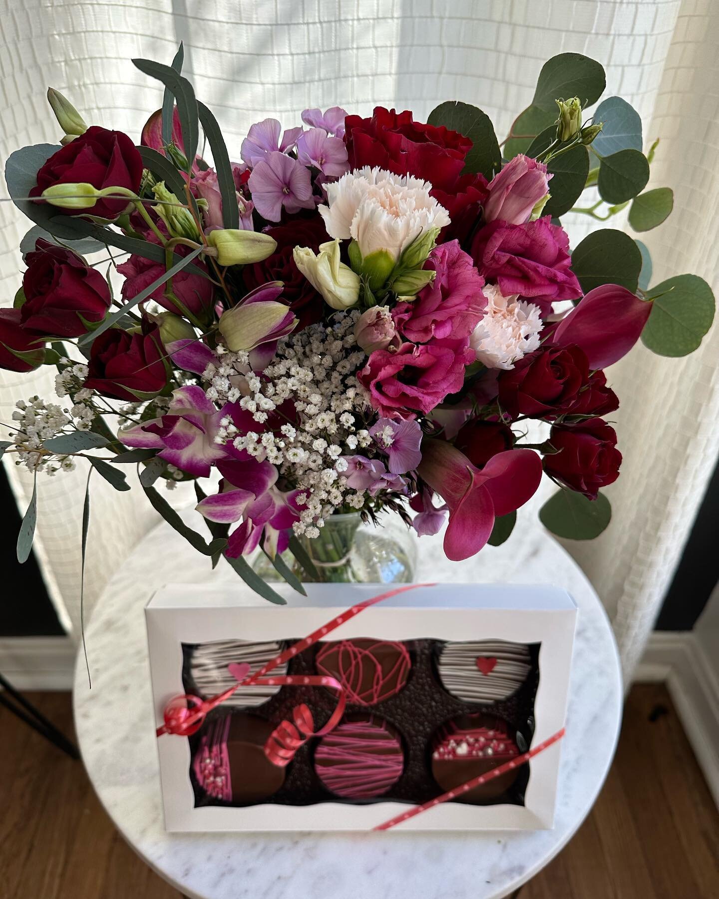 Valentine&rsquo;s Day single lady GIVEAWAY! Tag your friend in this post, winner will be announced tomorrow Monday 2/13 at 8pm!!! 
One lucky gal will win this lovely Valentine&rsquo;s Day Package! Includes a large designer bouquet, a box of chololate