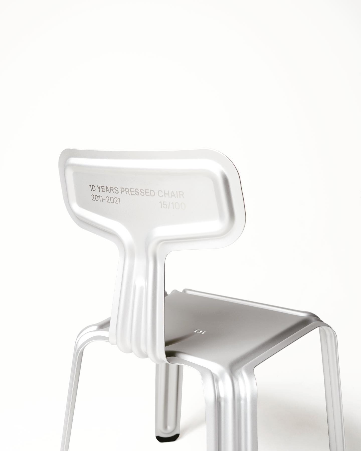 @nilsholgermoormann celebrates ten years of its #pressedchair made out of a single razor-thin aluminium sheet. Fascinating, lightweight, only 2.5 mm thin piece of aluminium designed by @harrythaler Find out more at @preklizkacom 👉 preklizka.com
#cre