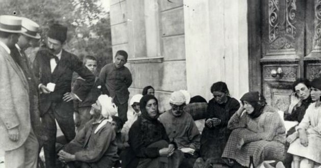 Μικρασιάτες-πρόσφυγες-στο-προαύλιο-του-Αγίου-Νικολάου-1-630x330.jpg