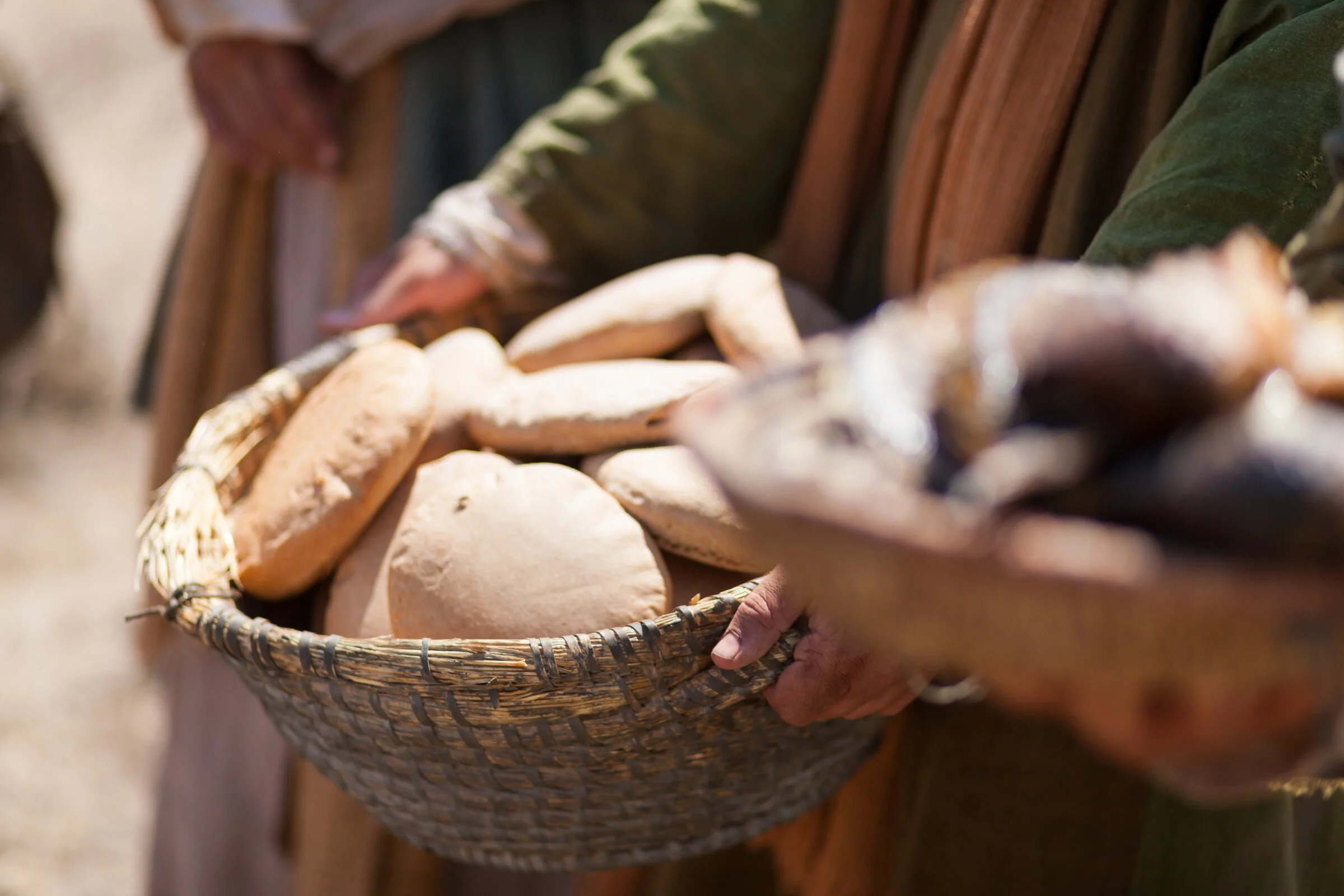 miracles-of-jesus-feeding-5000-bread-1127606-wallpaper.jpg