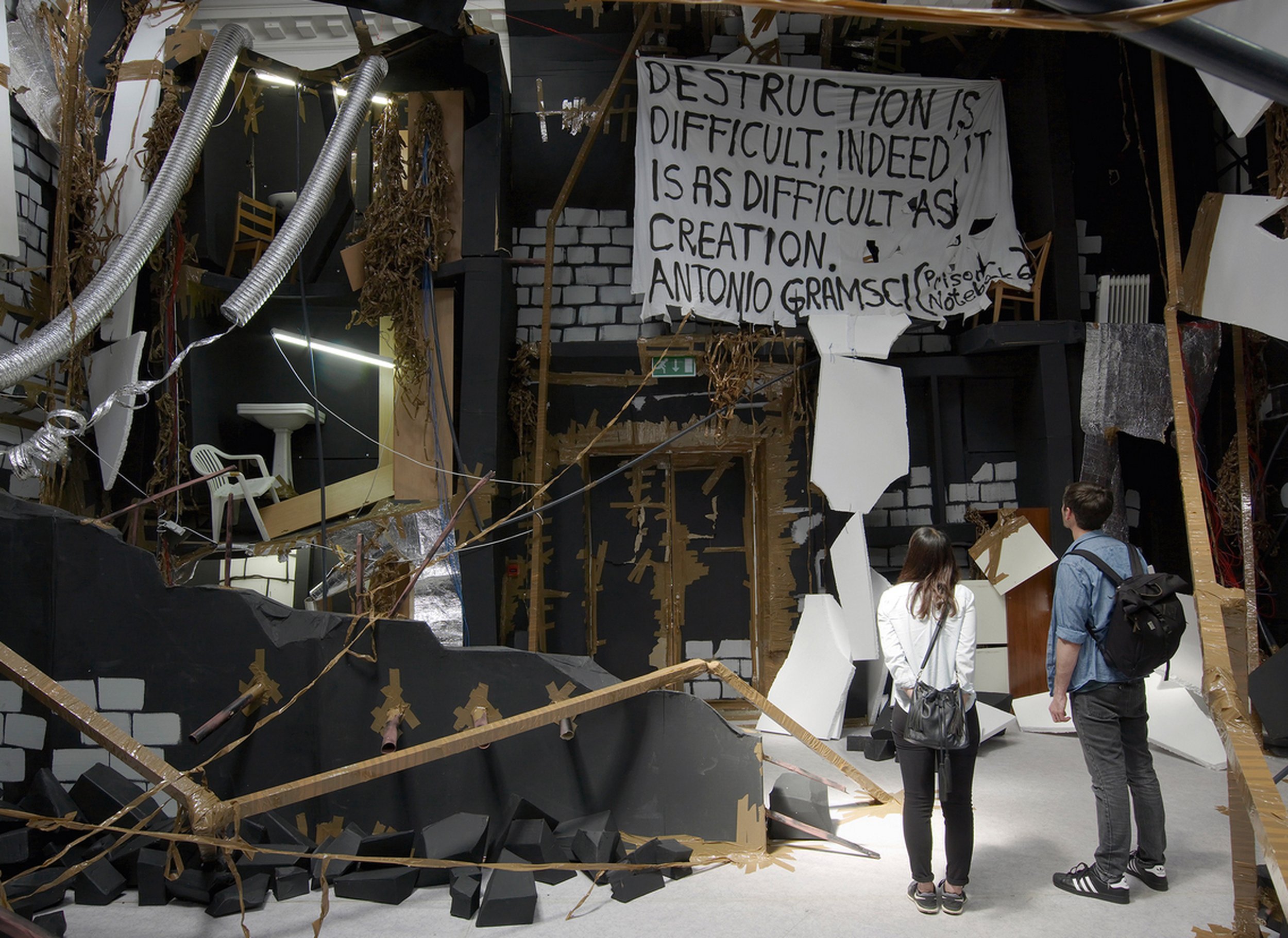 Thomas Hirschhorn, In-between, SLG (2015)