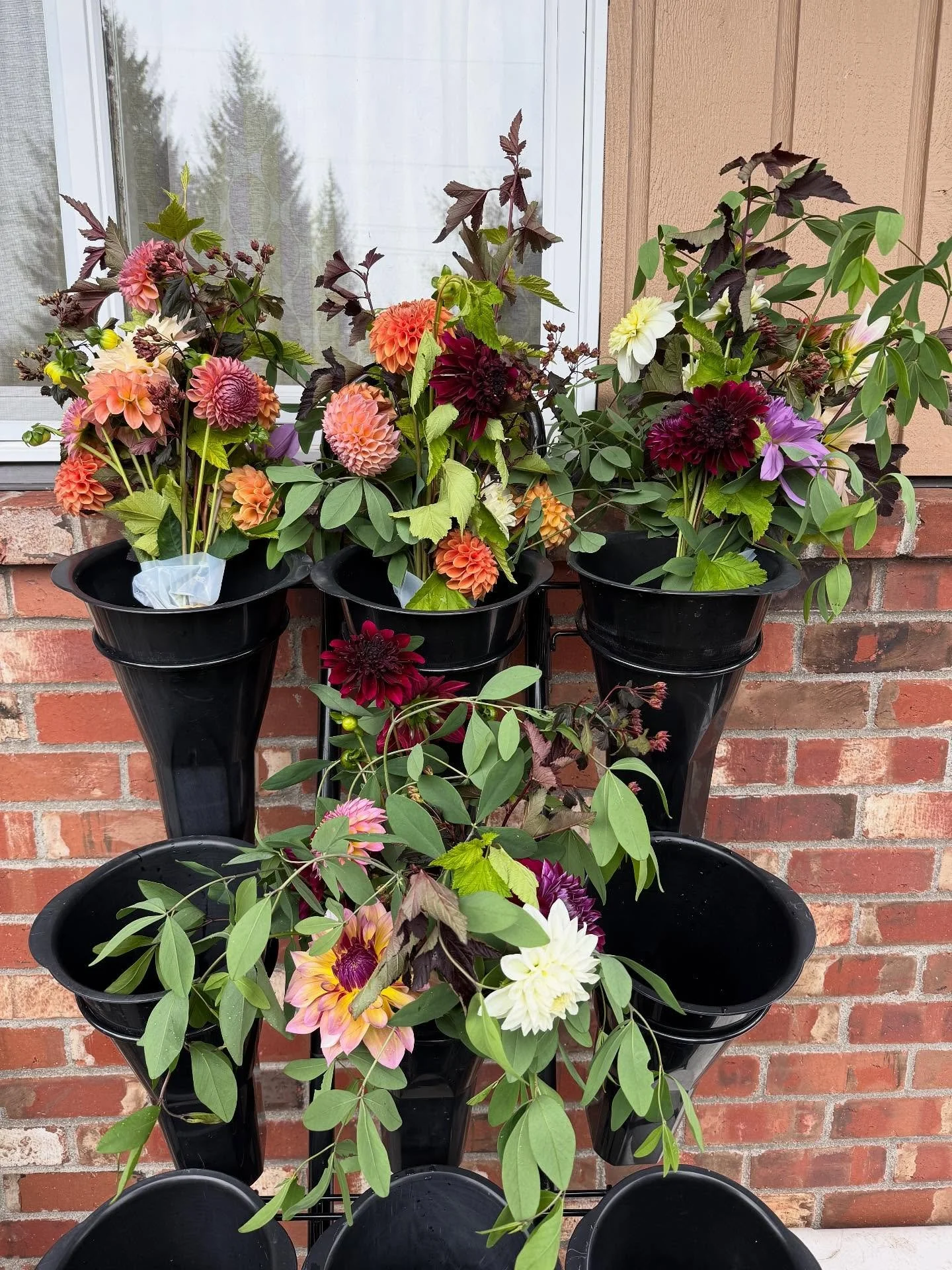 Today&rsquo;s bouquets are definitely feeling the fall vibes.