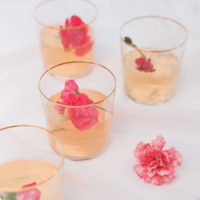 It&rsquo;s impossible to get the Monday Blues when your Monday includes these Grapefruit Refreshers 🌺  Include them in next your Home Celebration! ⠀⠀⠀⠀⠀⠀⠀⠀⠀
⠀⠀⠀⠀⠀
.
.
.
#athomecelebrations #quedateencasa #celebrateathome #stayathomecelebrations #sta