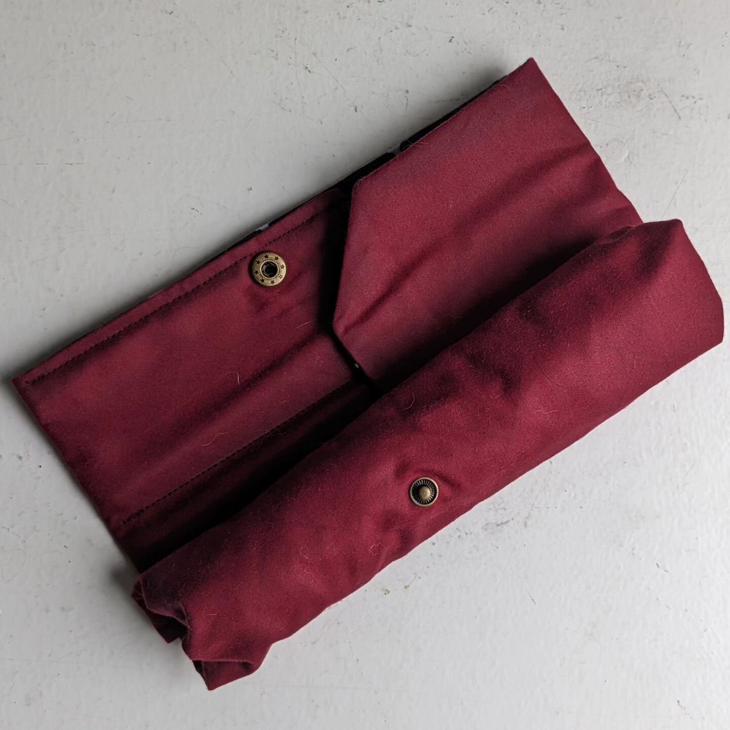 I made myself a cutlery roll, out of @arkdefo deadstock waxed cotton and vintage kimono fabric. I've taken a bunch of photos and will be writing it up on the blog in the next few weeks. I love the colour of this burgundy fabric though, it's perfect f