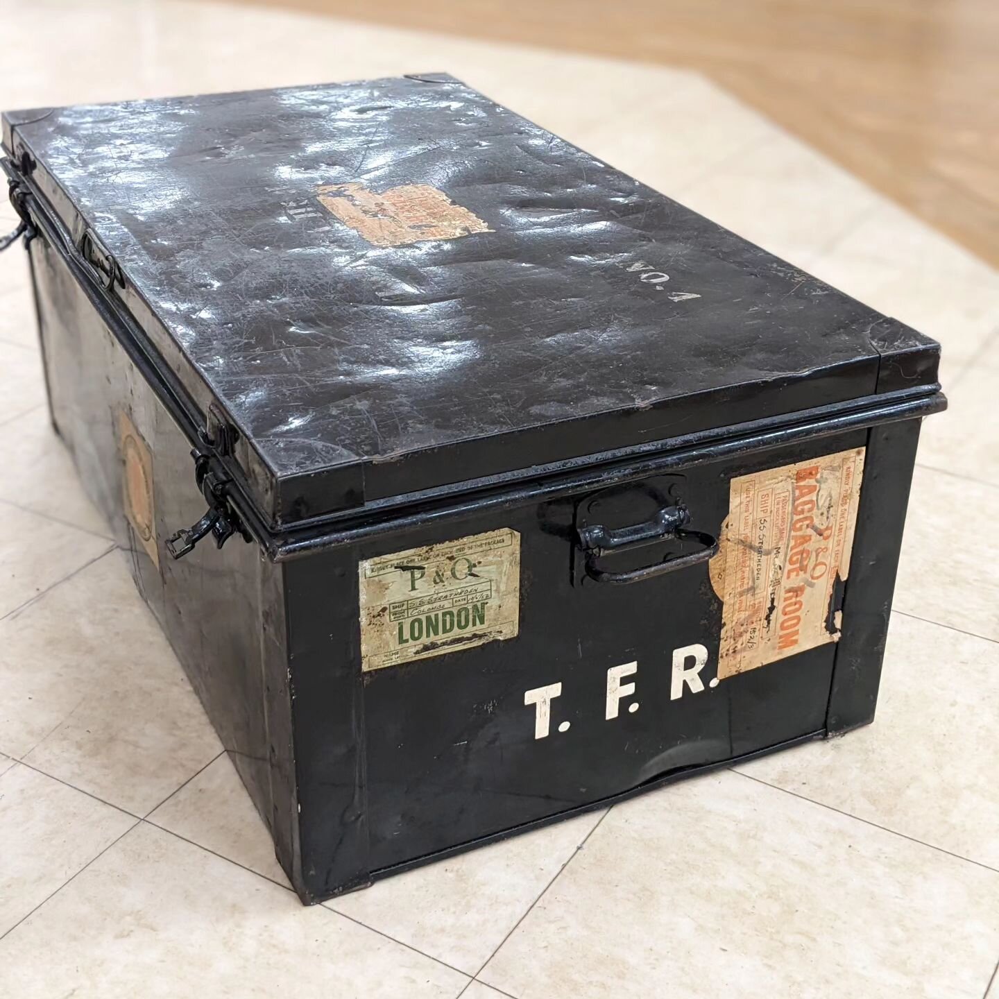 I have so many thoughts on 'stuff' and how it can be an incredible privilege and a huge burden to own things. I've touched on these topics in my bl0g in the past (link in bio ☝🏻) but this trunk is a case in point.
This piece of history was gifted to