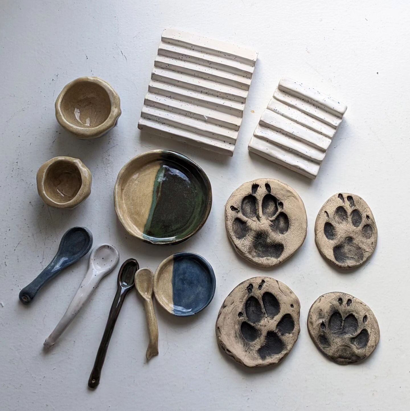 A year ago I went to visit my folks and my Mum @sandietaylorceramics let me play around with some clay in her pottery studio. This last week, almost a year from starting these little bits, I finally went back home and glazed them. Not gonna lie, they