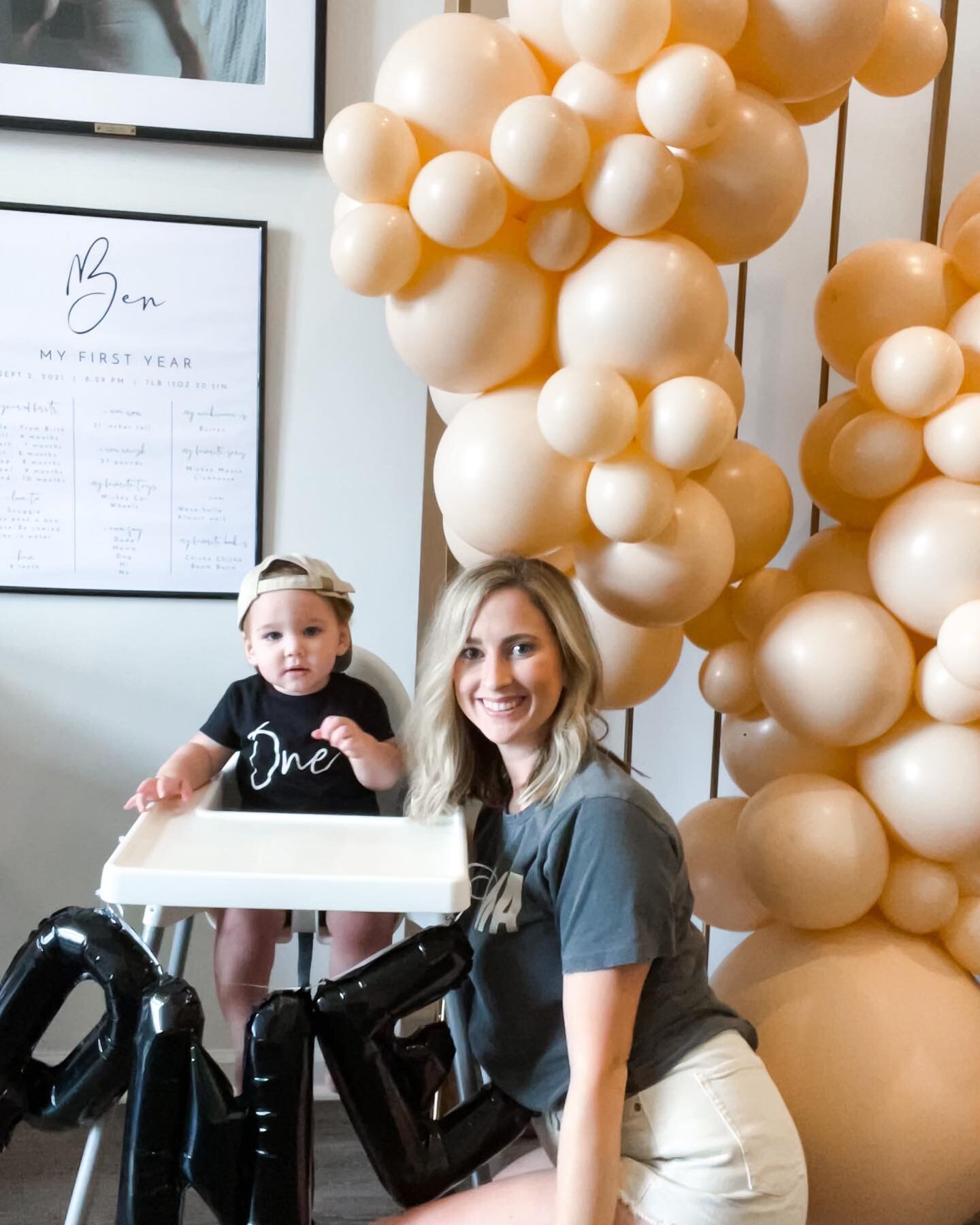 Had so much fun celebrating &ldquo;Ben&rsquo;s big ONE&rdquo; with some friends and family this weekend 🖤
.
.
.
.
Balloon arch: @adornfloraldesign
Cookies/Crown: @midwestcookieco
Signs: @etsy
Smash cake: @dolcebakery 
.
Disclaimer: All decor inspo i