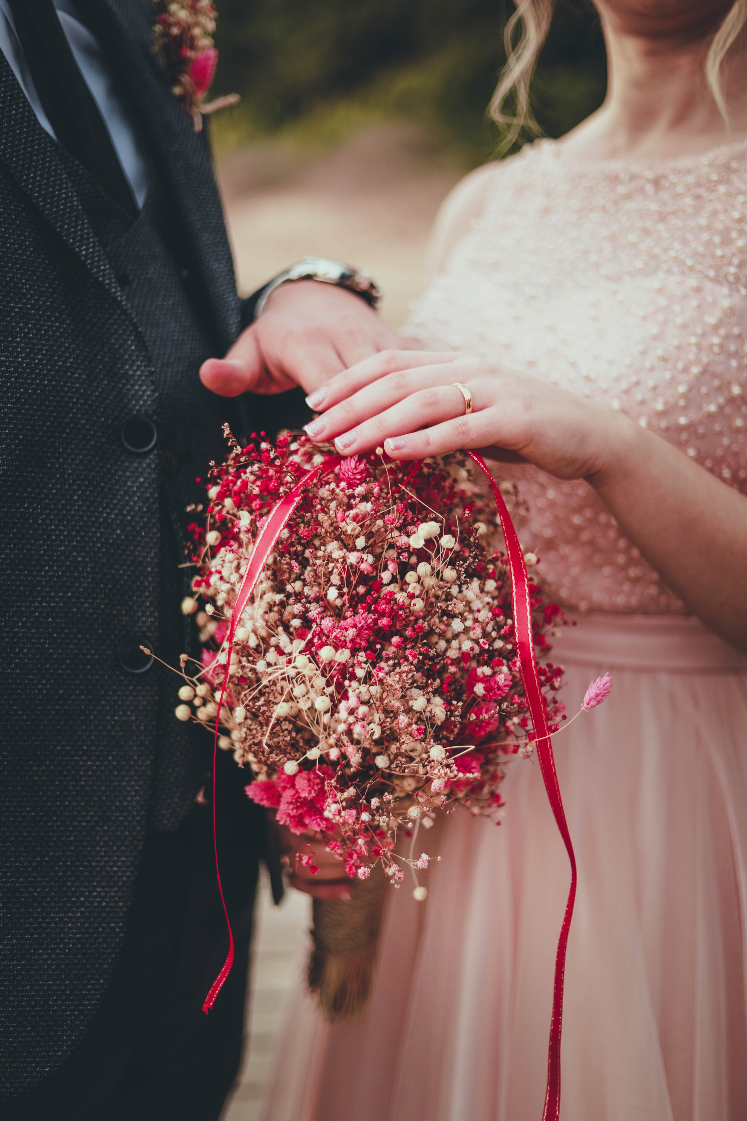 woman-holding-red-and-pink-bouquet-3647317.jpg