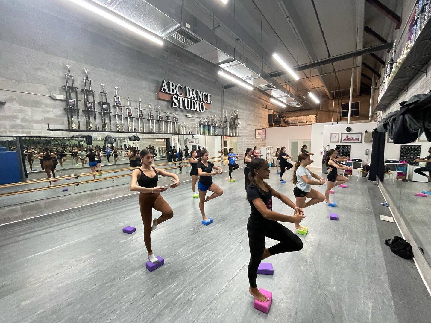 Dancers working hard in Turns and Jumps class! .
.
.
.
#dancer #dance #dancersofinstagram #dancephotography #dancers #danceclass #dancecompetition #nodaysoff #abcdancemiami #abcdancecompany #abcdancestudio #lyrical #contemporarydance #contemporary #t