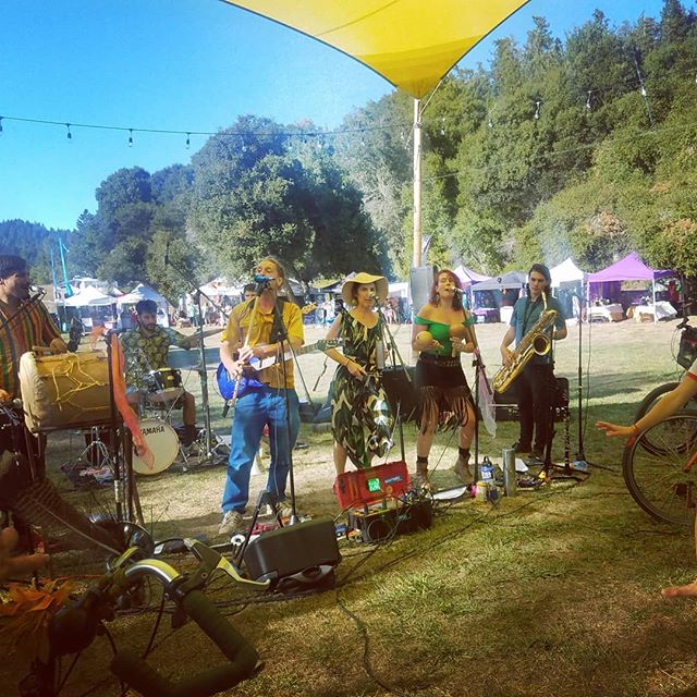 Thank you @santacruzmountainsol for having us!! #meadow  #concert #ecofestival #offthegrid #bikepower #humanpower #cleanenergy 
photo: @luz_danzante 
@biketopiamusiccollective