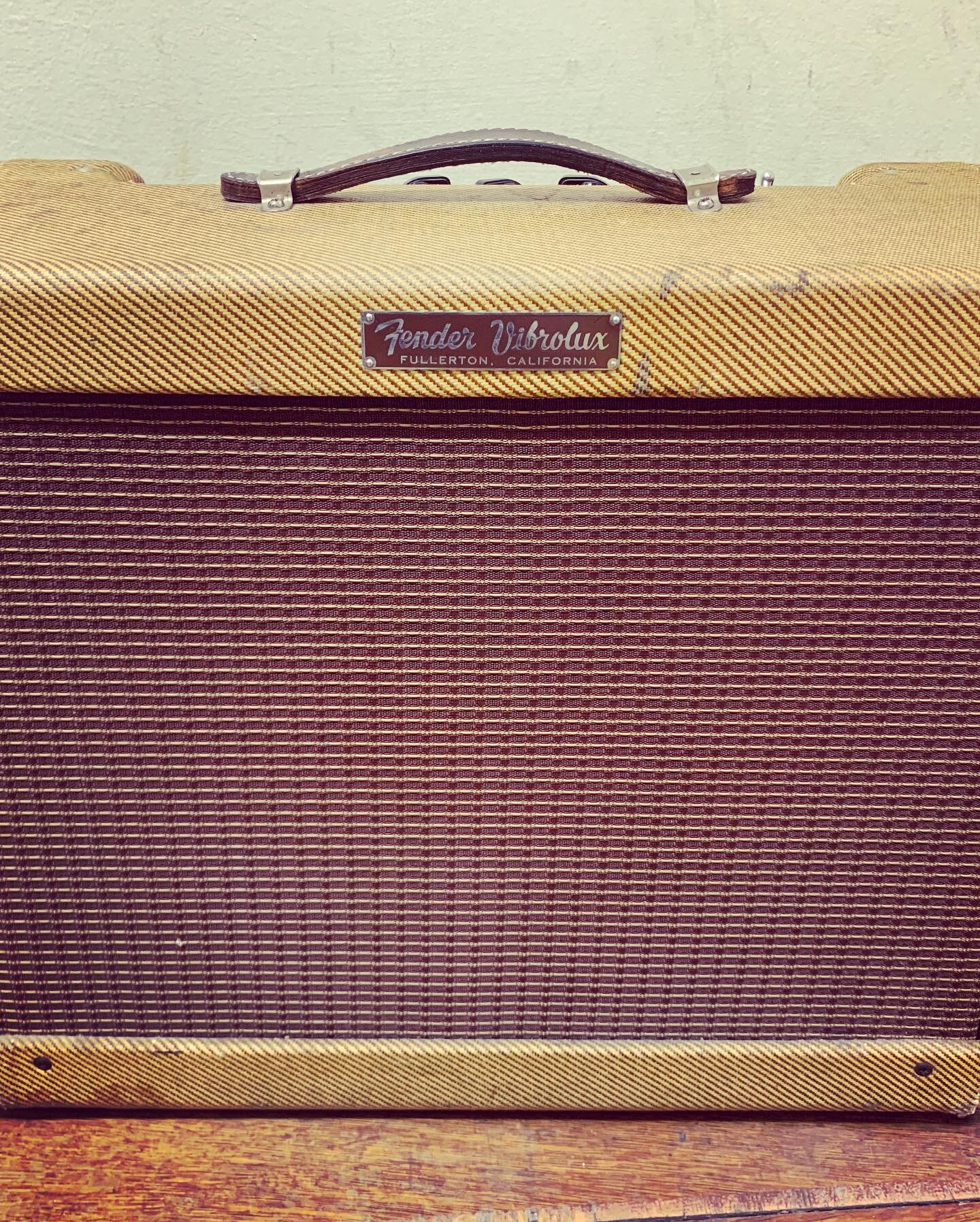 Fender Tweed Vibrolux in the shop for repair and restoration. Need a repair or restoration of your vintage amp? See the link in my bio to get in touch.

#fender #fenderamp #fendertweed #fendertweedvibrolux #guitar #guitarsofinstagram #tweed #jensen #