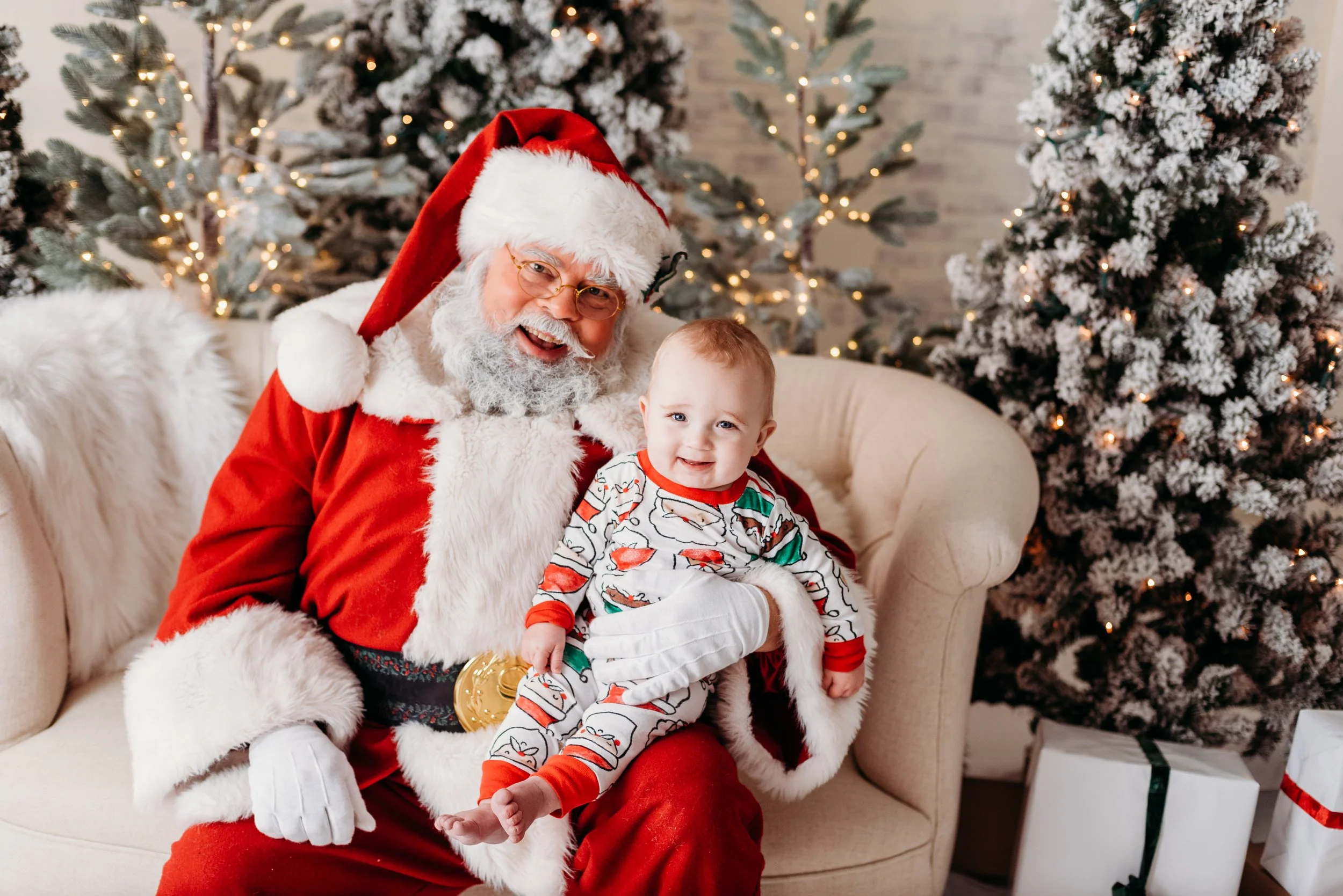Capture the Magic of a Santa Photoshoot!