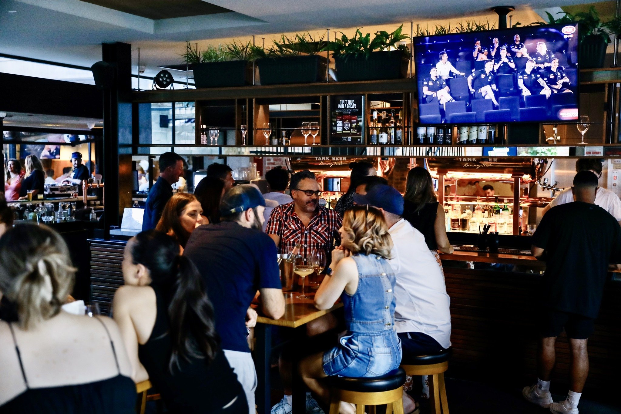 The footy's on, the Happy hour drinks are flowing - there's no better place to spend your Sunday afternoon!
.
.
.
.
.
#royalsaxon #melbournepub #melbournepubs #melbourne #richmond3121 #richmondlife #thehappiesthour #happyhour #melbournecocktails #mel