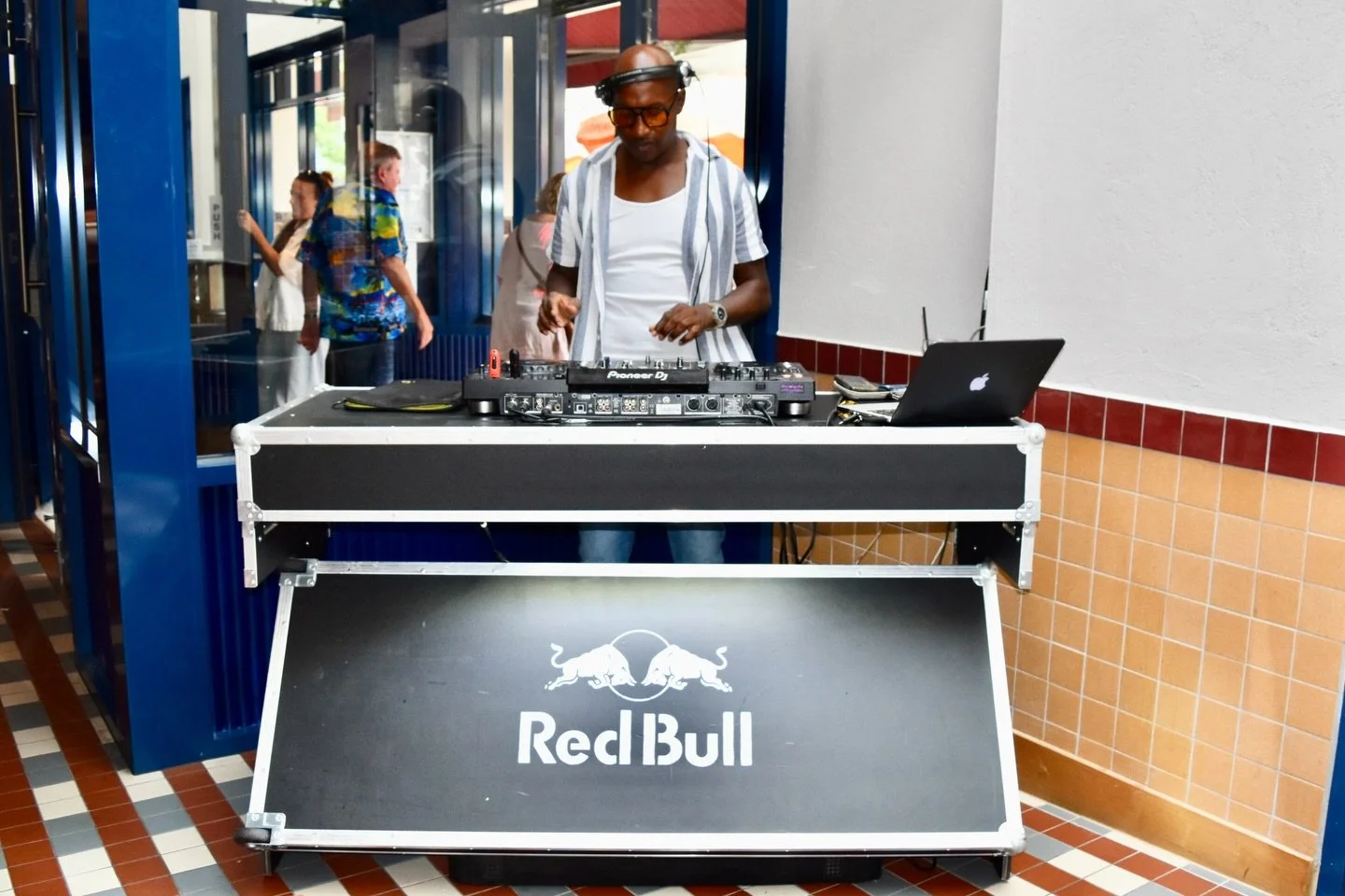 Putting together your long weekend agenda? We&rsquo;ve got your Saturday night sorted. Join us for footy, dinner, drinks and DJs spinning tunes into the night.

Start with something from our brand new menu, share a few rounds, then stick around for w