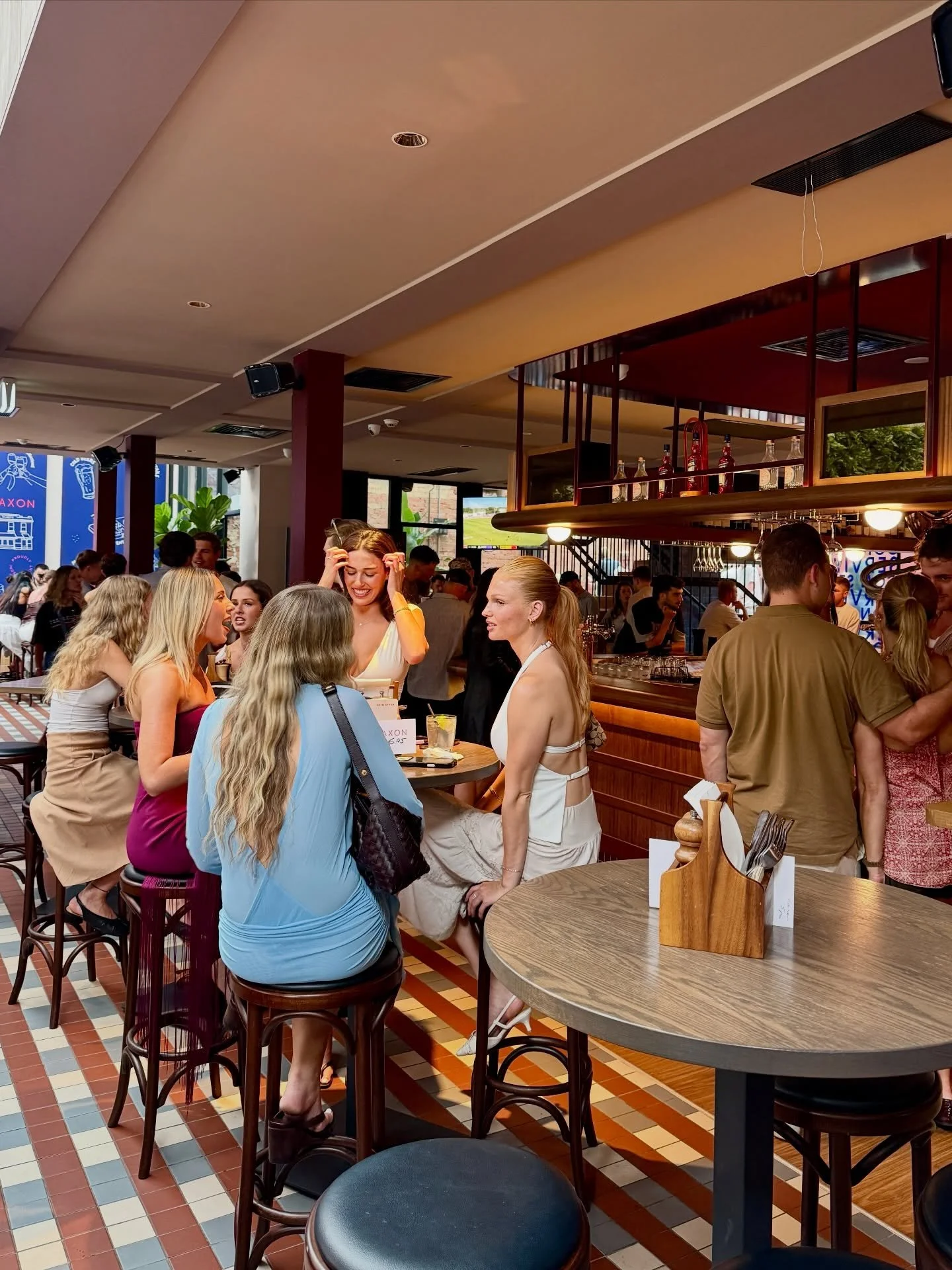 Saturdays at Royal Saxon are made for good times.

Start with Happy Hour from 2-5pm, then settle in for our $54 Feed Me menu for dinner while catching the footy on our big screens. Later, stick around as our DJs take over!

From bites to beats, we&rs