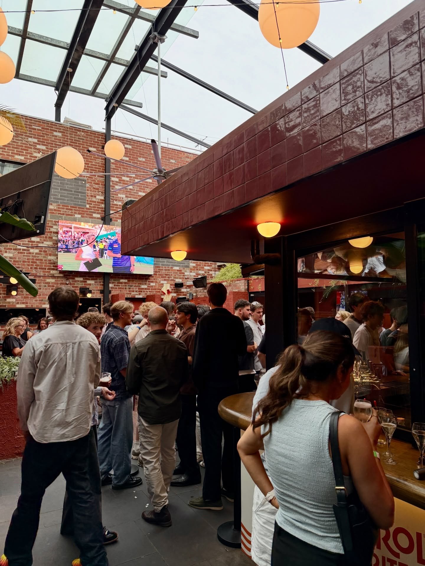 Footy + the pub = the perfect match. 

At Royal Saxon you can catch every AFL game live on the big screens, with the best seats in the house waiting in our Courtyard, home to the 3-metre mega screen.

Keep the drinks coming with daily Happy Hour, ord