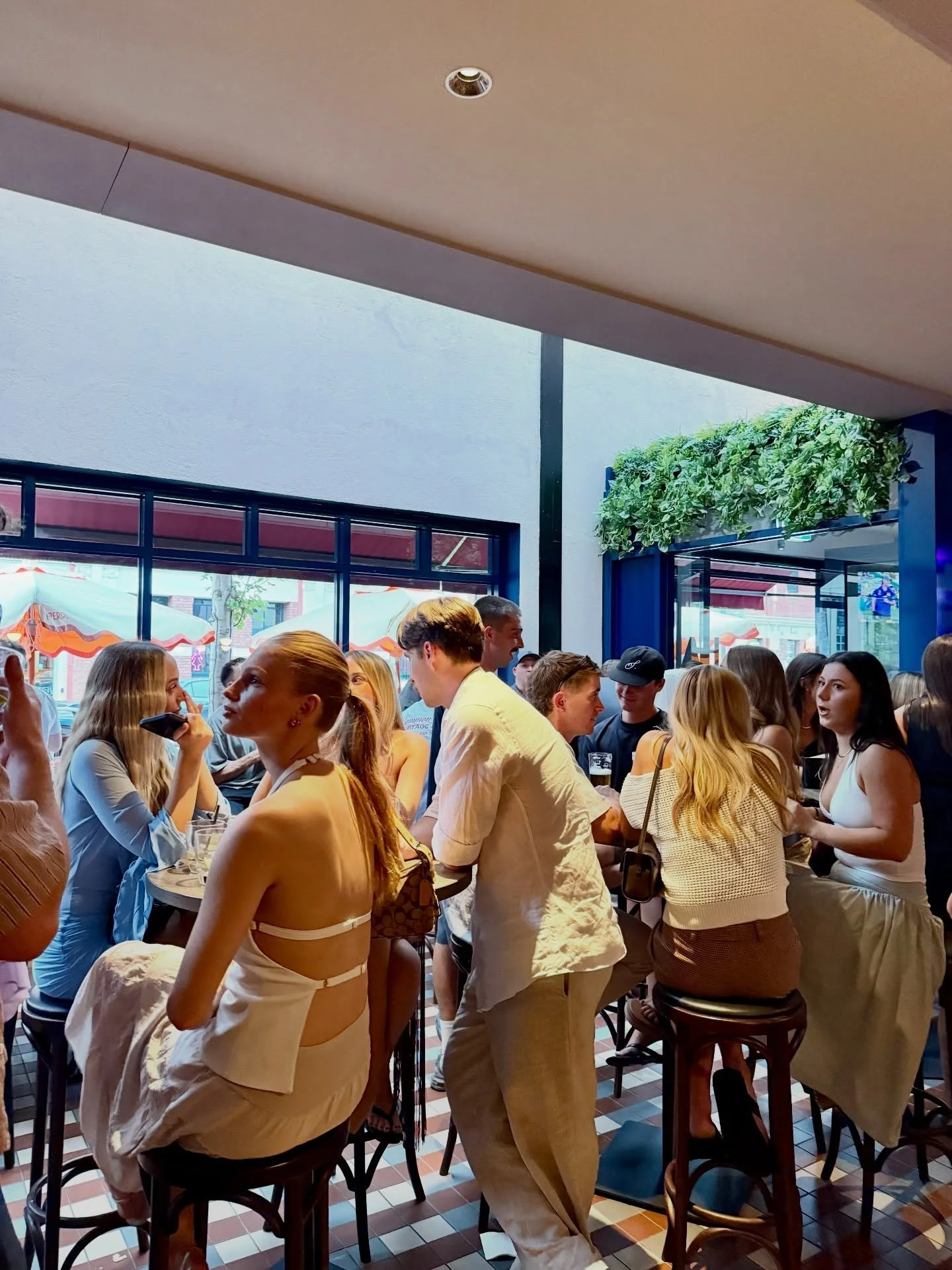 Saturday night&rsquo;s almost here - come through with your crew!

Whether you&rsquo;re keen to watch the footy on the big screen, catch up with the girls over cocktails and dinner, or dance to a DJ, you can do it all at Royal Saxon. 

Happy Hour run