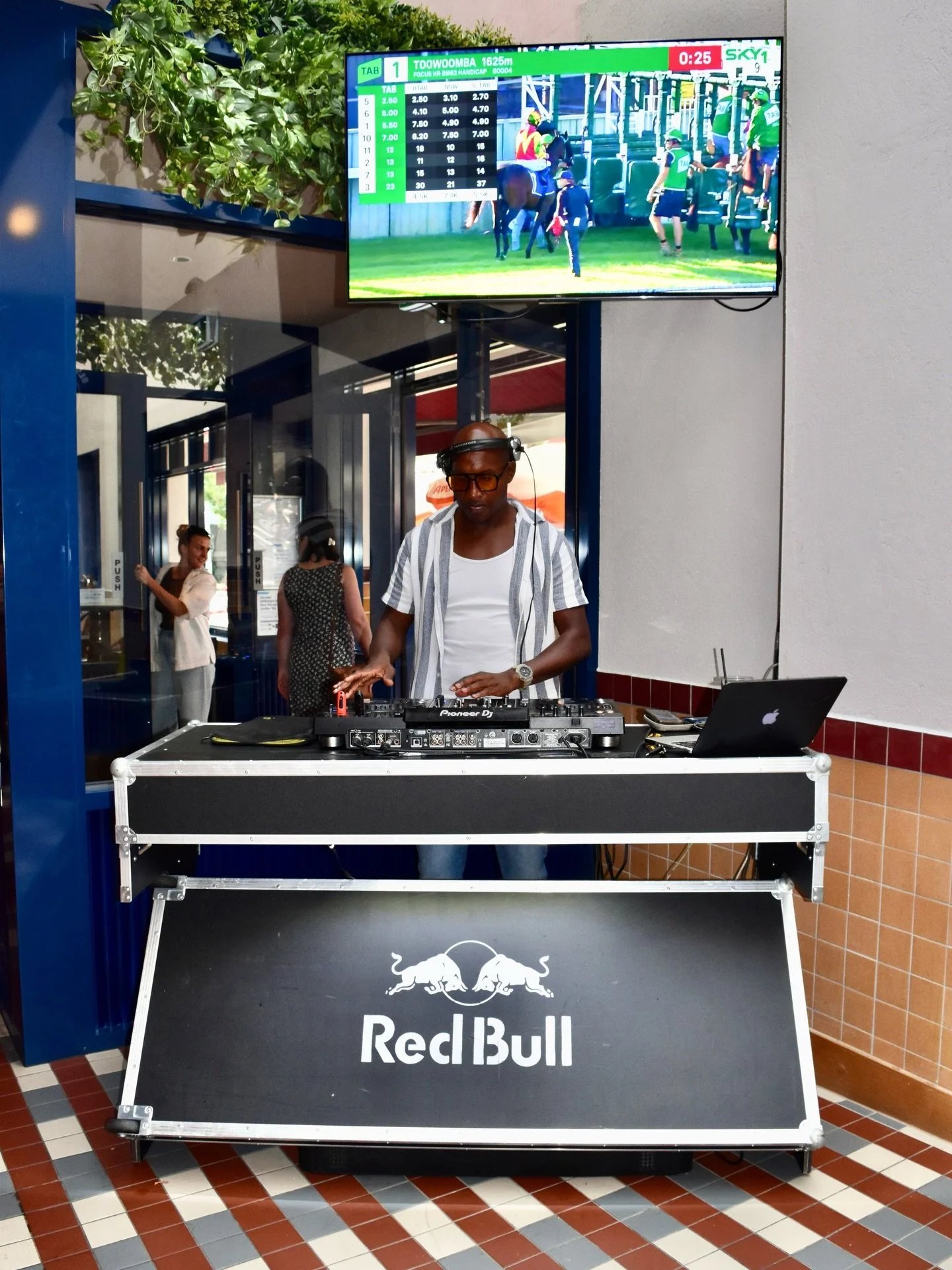 Saturday nights come alive at Royal Saxon.

Our DJs provide the soundtrack for your evening, spinning the songs you know and love while you enjoy drinks, dinner, and maybe even a little dancing.

It&rsquo;s the ultimate spot to let your hair down a l