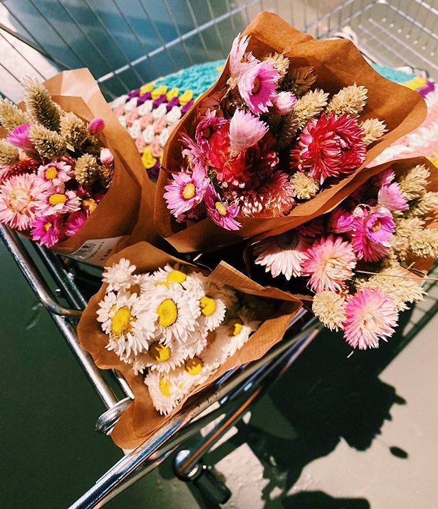 Today we went shopping for some table decoration. 🕺 These dried flowers are perfect!😍🌸