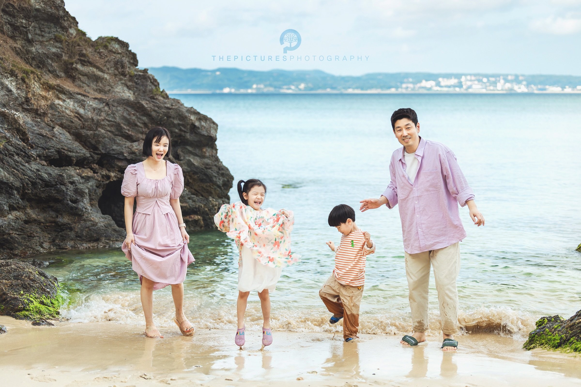 더픽처스 오키나와스냅
 
에메랄드 빛 가득한 오키나와에서 보석같은 추억을 만들어보세요‼️

📍촬영지역: 본섬

더픽처스는 본섬 중부와 북부 지역을 메인으로 여러분의 행복한 순간을 사진과 영상으로 담아드리고 있습니다.
주변섬인 미야코지마, 이시가키지마는 일정이 맞을 경우에만 촬영이 가능합니다. 

 
■촬영일정
9월 14~21일 확정
27년 1월, 2월, 5월, 7월, 9월 예정

 
■촬영플랜
1시간(1장소)
2시간(2장소 이내)
