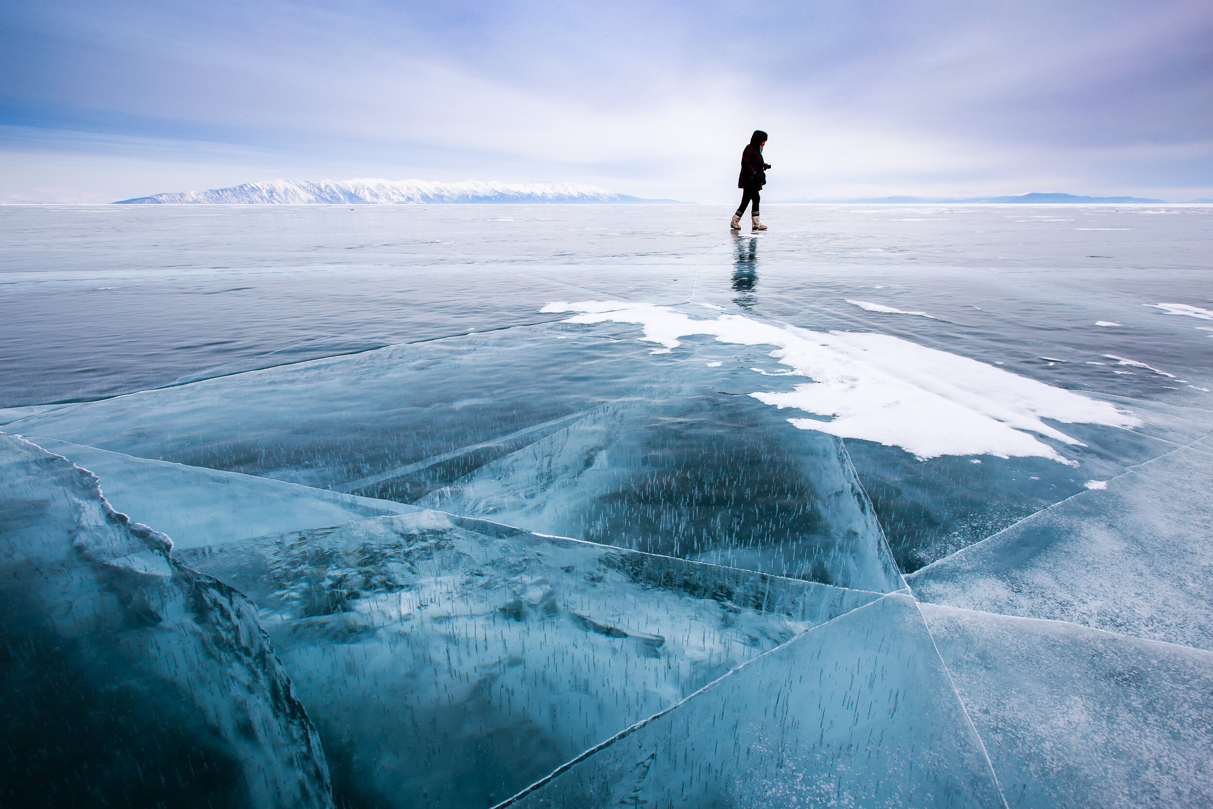 Раз оступилась по льду пошли трещины два. Озеро Байкал лед. Замерзшее озеро. Ледяное озеро. Байкал зимой.