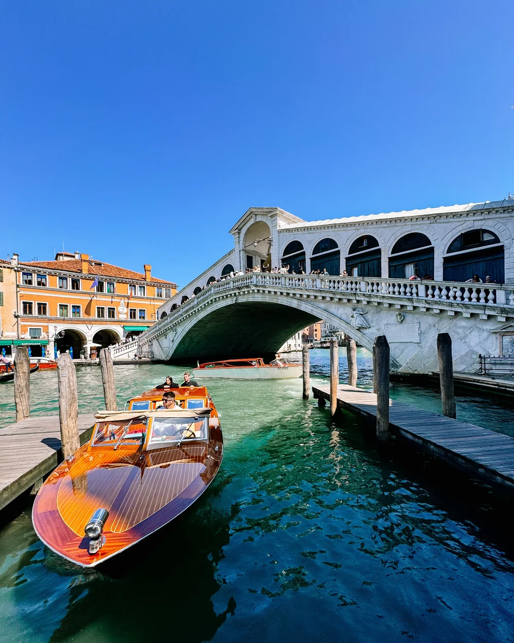  The famous Rialto Bridge in Venice, Italy. 