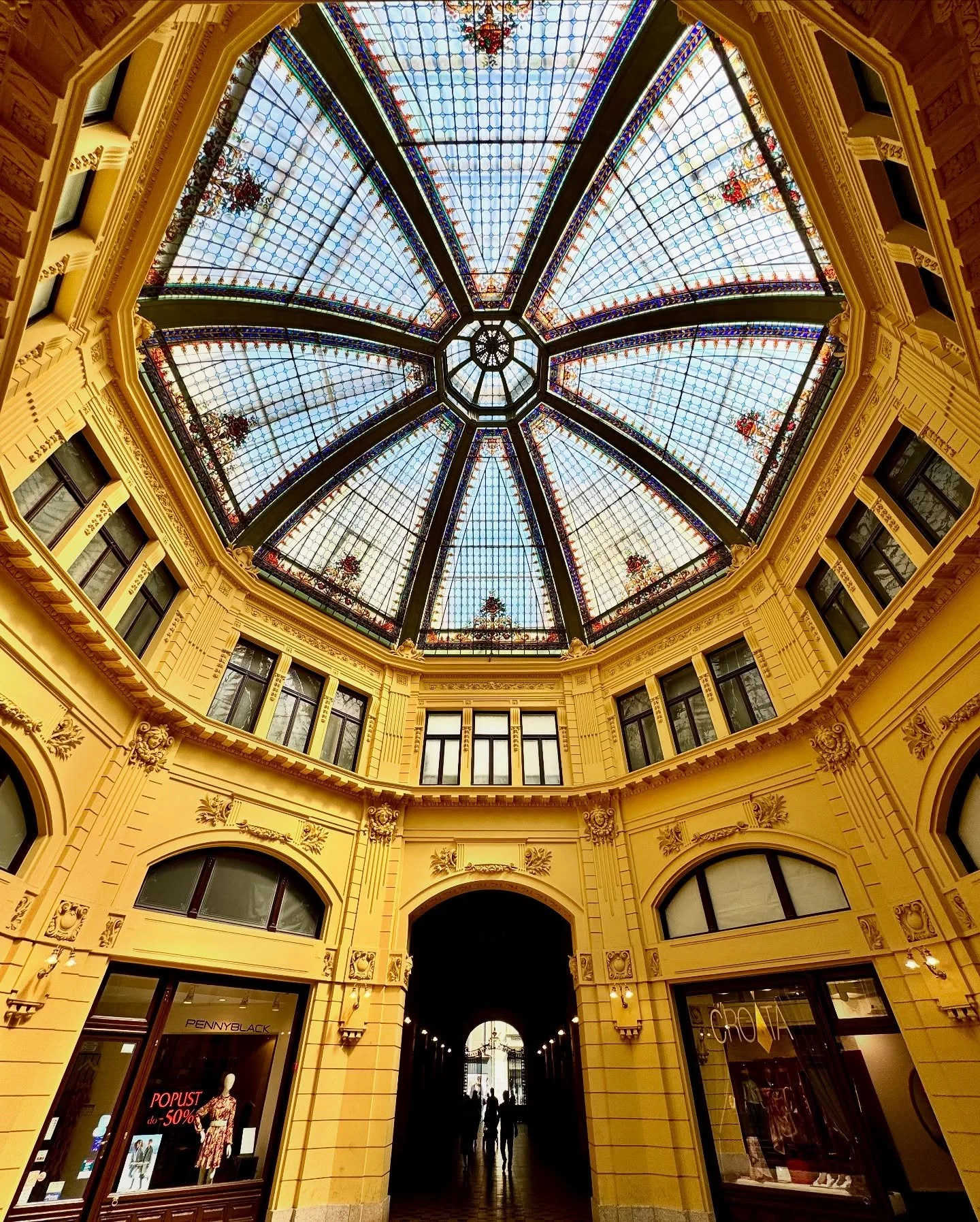💛✨The glamorous art-nouveau Oktogon passageway is bathed in warm yellow tones that melt into the light of the atrium, it&rsquo;s a stunning little surprise in the middle of the city.🌟💛
📷It&rsquo;s a lovely spot for an impromptu instargram photo s