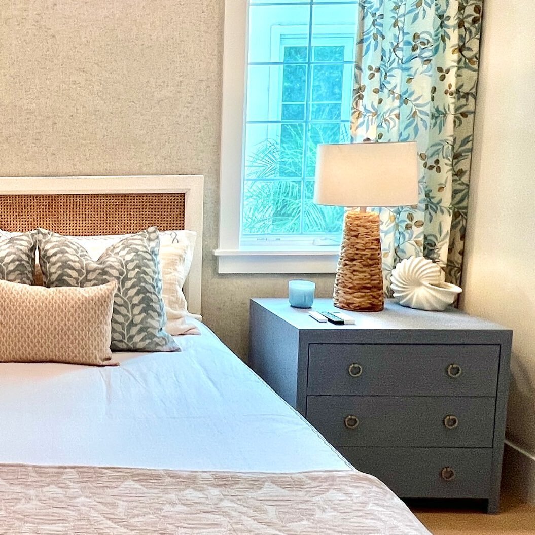 We have been waiting patiently for one of the bedrooms in our  #NaplesVilla project to get this gorgeous cork wallcovering installed!! 

With so many sweet details in this room (Um, the turtle!), the off white background and grey specks of this cork 
