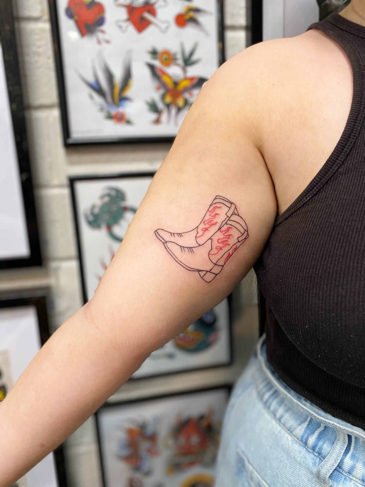 Cowboy boots made back in 2022 in Leederville, Western Australia! 😇🤠 @williampjkitely 

#perthfineline #perthtattooartist #perthfinelinetattoos