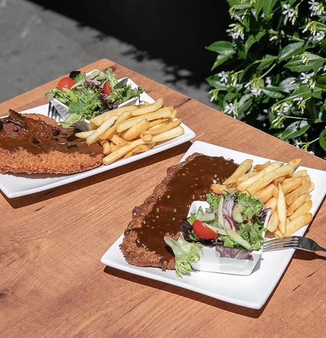 ALL DAY MENU! Treat yourself today with a $12 Schnitzel 🙌🏼 🐔Beef or chicken schnitzel with chips, salad and your choice of sauce. Tuesday lunch & dinner! * available with any purchase of drink 🐔#supportlocal #local #pub #theadelaideset #adelaide #schnitzel
