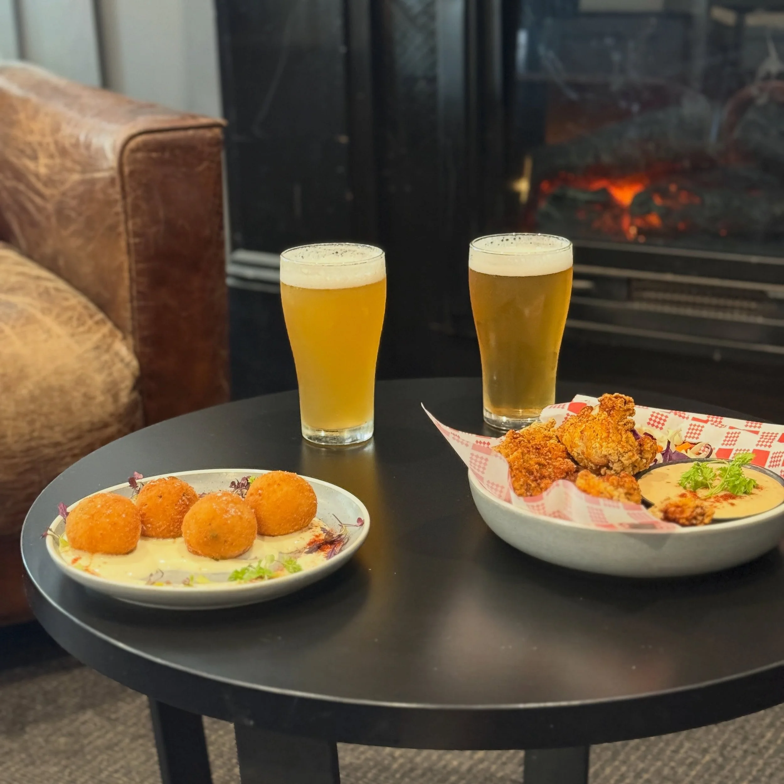 Sundays were made for this. Fire, food and a few drinks. 🔥🍻