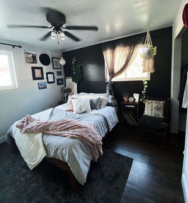 I hope I never get over this black wall. It feels so cozy and homey in my room. I think I want to paint a big leafy mural on it though to spice it up a little 😍