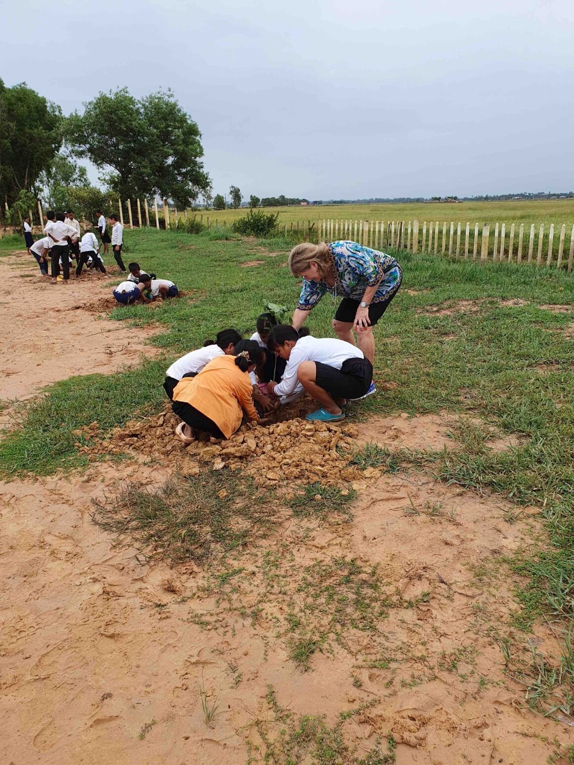 rotary-president-tree-planting-with-students.jpg