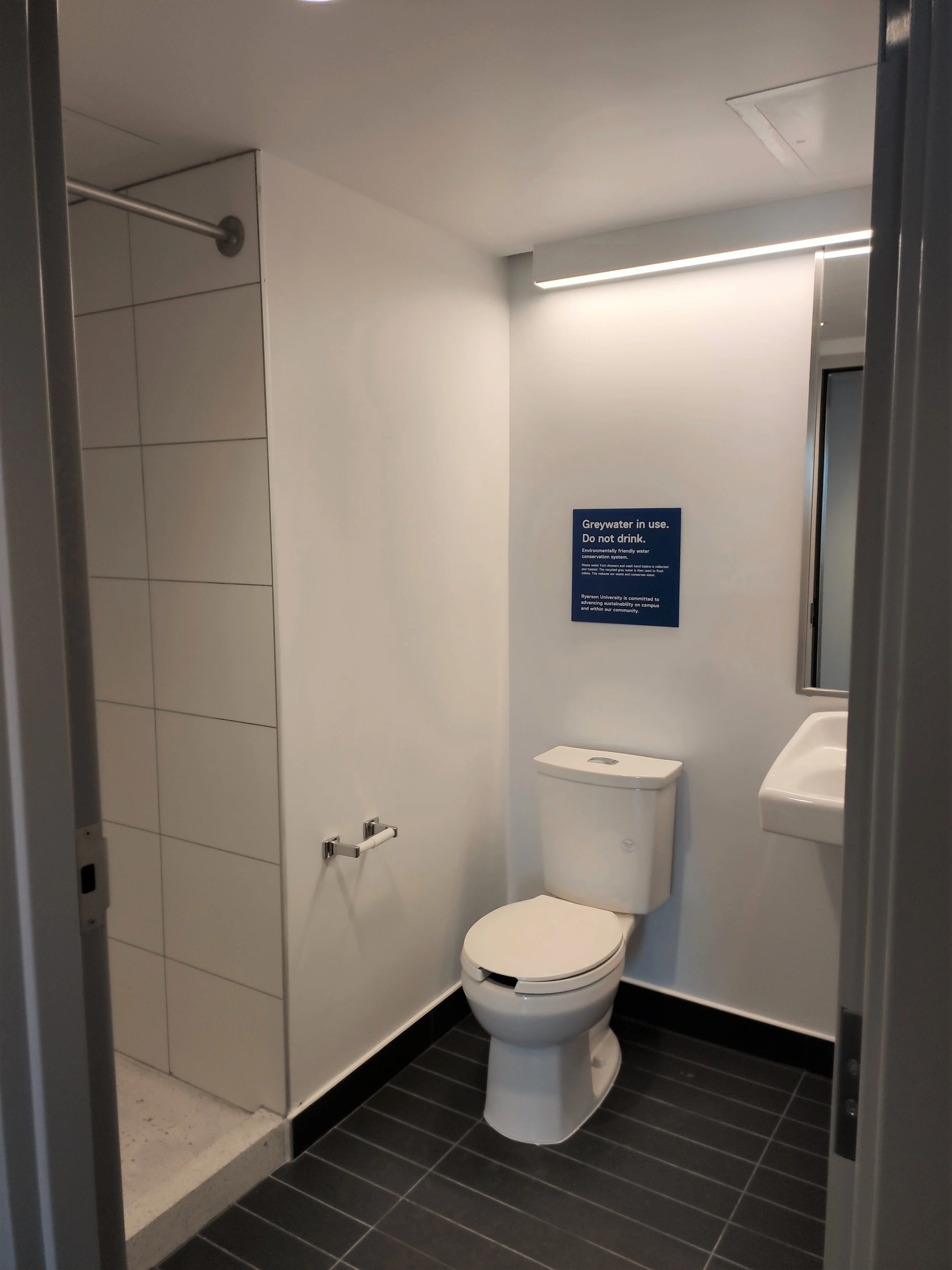 DCC 4 Bd Bathroom 001.jpg