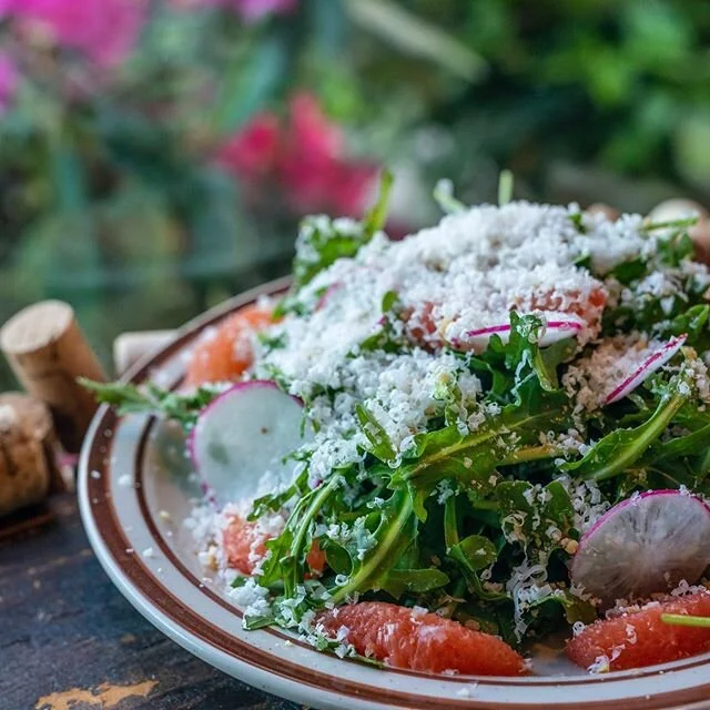 This muggy weather keeps salads top of mind! •
Arugula & grapefruit with radishes, candied walnuts, and citrus vinaigrette is good for what ails you.