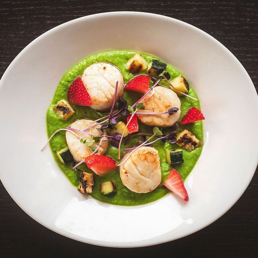 &ldquo;I Felt Like Destroying Something Beautiful&rdquo; &ndash; Tyler Durden, Fight Club...also, the staff at pre-meal right after this pic was taken 🤣⁠
⁠
JOSPER SEARED SCALLOPS⁠
green pea mint pur&eacute;e, sliced strawberries, grilled zucchini, m
