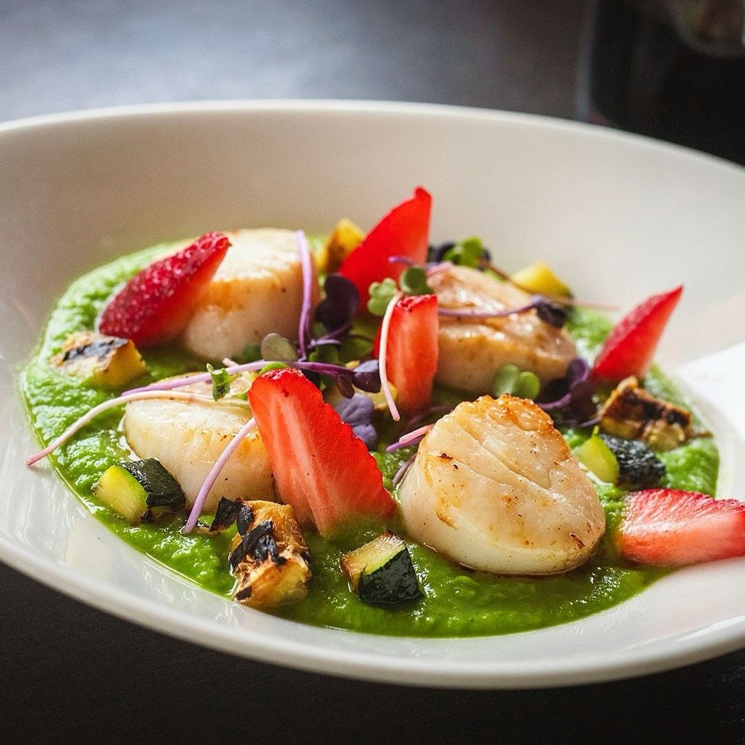 They&rsquo;re called &lsquo;specials&rsquo; for a reason 🤩 Try them today in Wellesley, open at noon!⁠
⁠
Josper Seared Scallops ⁠
Green pea mint pur&eacute;e, sliced strawberries, grilled zucchini, micro greens⁠
⁠
Open 12&ndash;9pm tomorrow in Worce