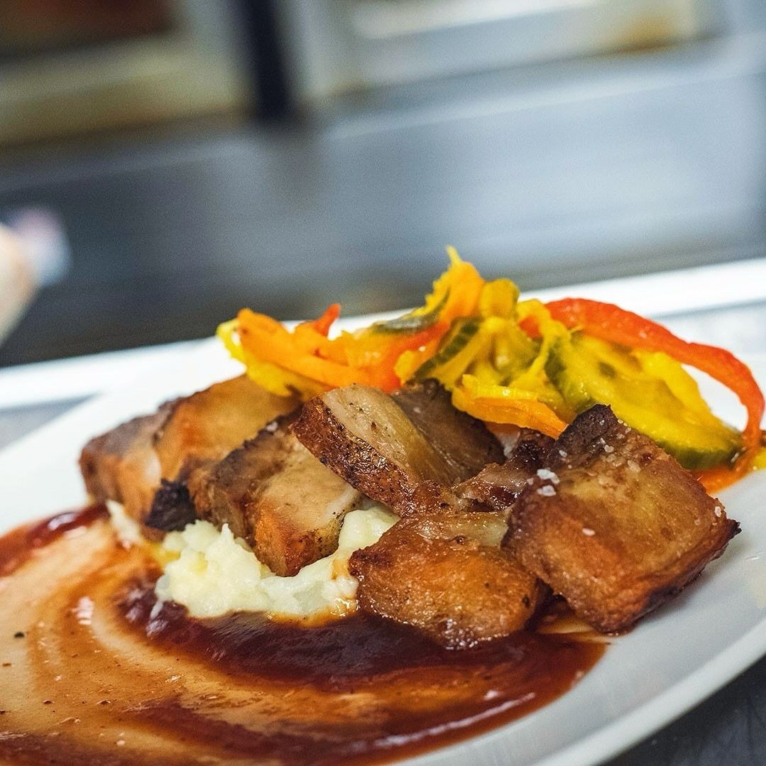If there was a Bocado hall of fame, our crisp braised pork belly would be a first ballot nominee without a doubt 🤤⁠
⁠
Creamy corn potato pur&eacute;e, spicy bbq sauce, pickled vegetables