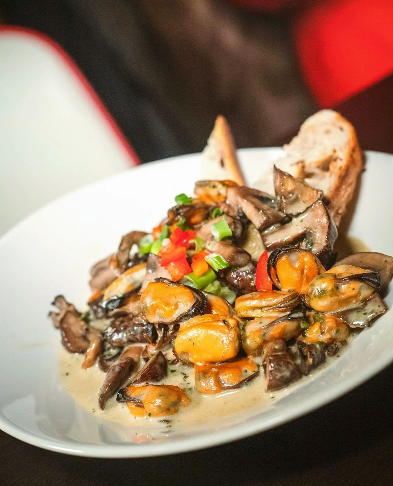 Chef's new Mussels &amp; Mushrooms Saut&eacute; special in Wellesley is definitely on the 'nice' list 😋 Try it tonight!⁠
⁠
Shelled mussel meat, cremini and oyster mushrooms, roasted garlic herb cream, rosemary olive toast
