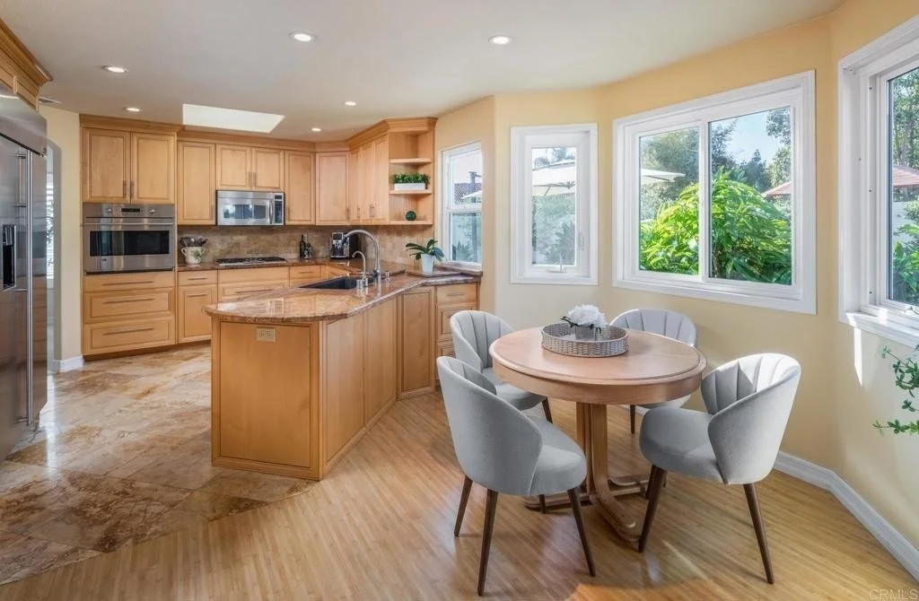684Poinsettiakitchen.jpg