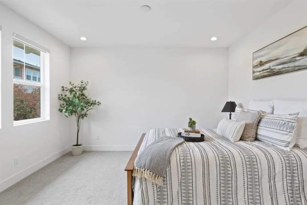 2887 Crest Drive guest rm.jpg
