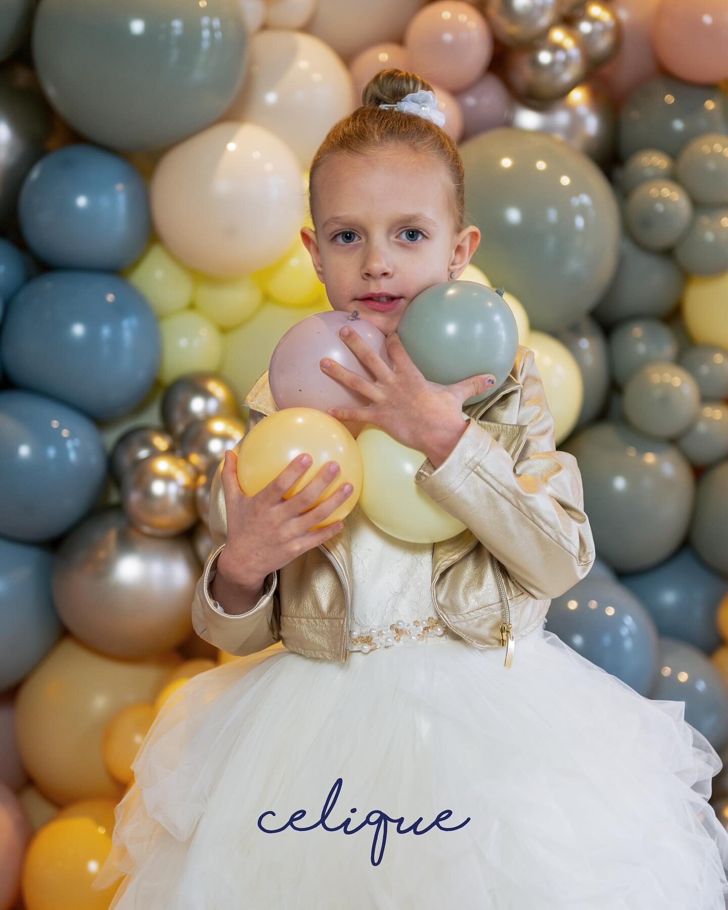 SHOOT PART II 👑 Look at this cute little lady with her stunning dress 🩰 #balloonwall #organicballoons #photoshoot #balloondeco #balloondecor #balloondecoration #ballonnen #ballondecoratie #balloonstyling #balloonstudio #communieshoot #lentefeest #h