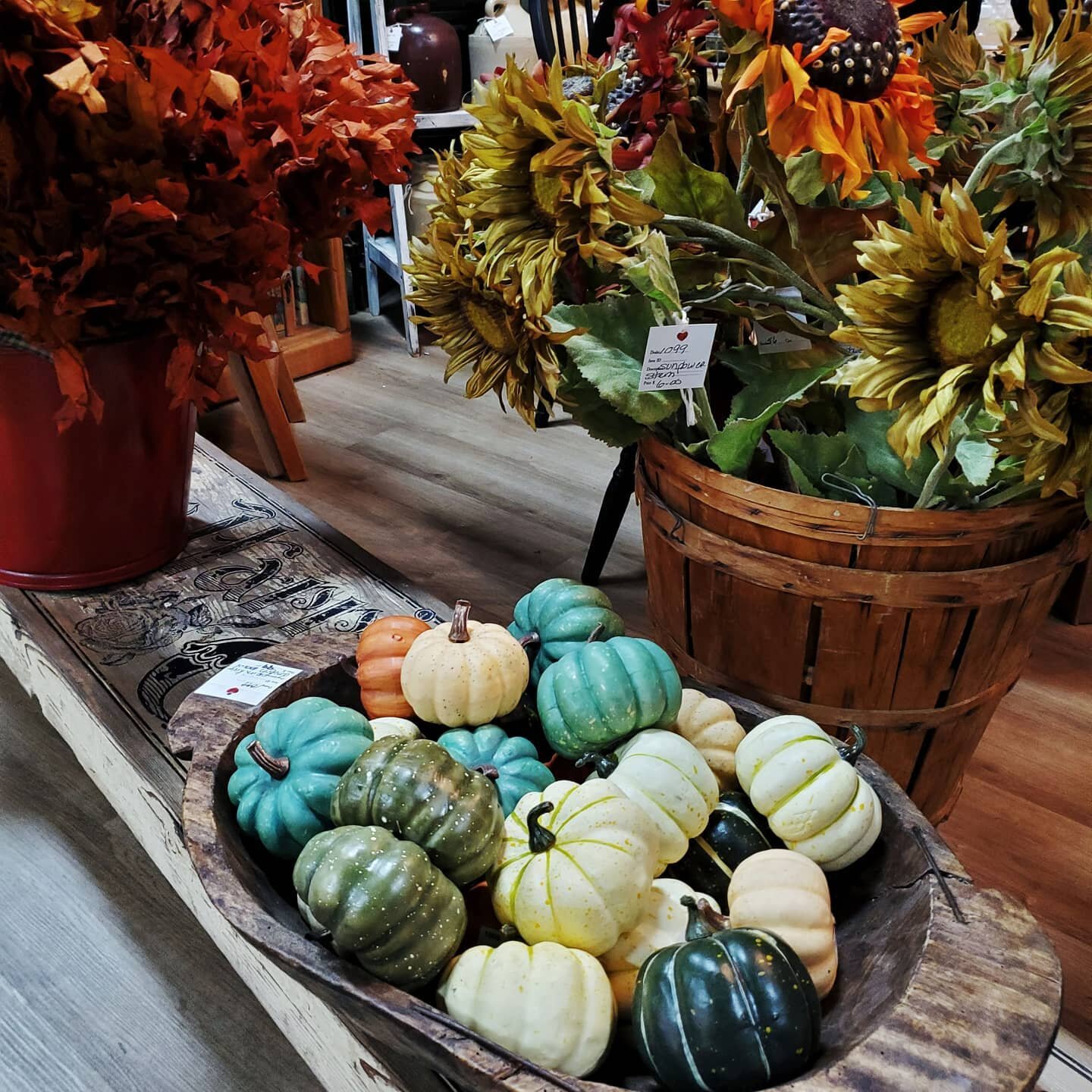 Nothing says autumn like colorful leaves, sunflowers, and pumpkins! Does it get any better than this? If you need me, I'll be sitting in the middle of this booth all day. 🤫

#sunflowers #fallleaves #pumpkins #falldecor #seasonaldecor #earthinspiredh