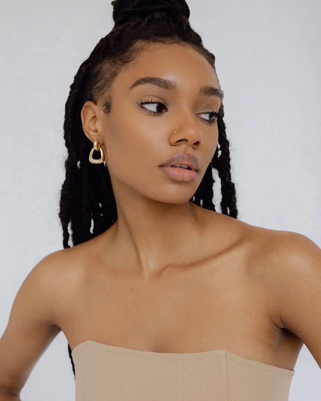 #model casey @y2kccc #agency @arraymodels 🤍 shot by me at @phosmediastudios 
.
.
.
#editorialshoot #photoshootday #modelphotoshoot #agencymodels #portraitphotoshoot #outfitinspirations