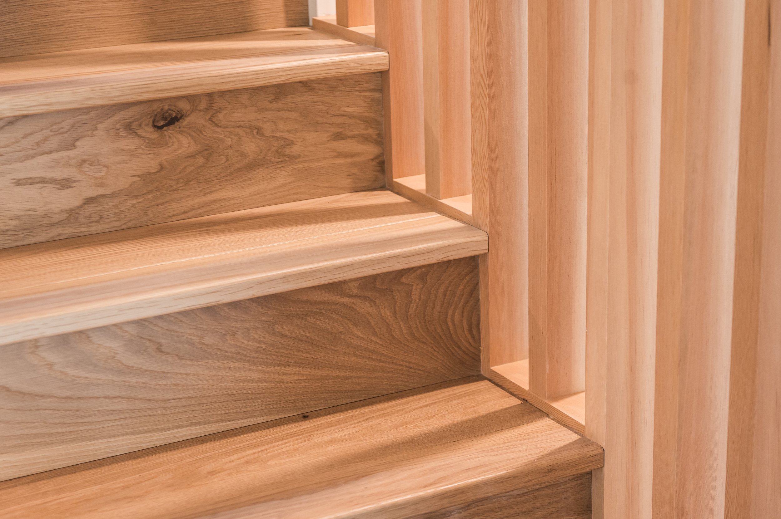 wooden_staircase_modern.jpg