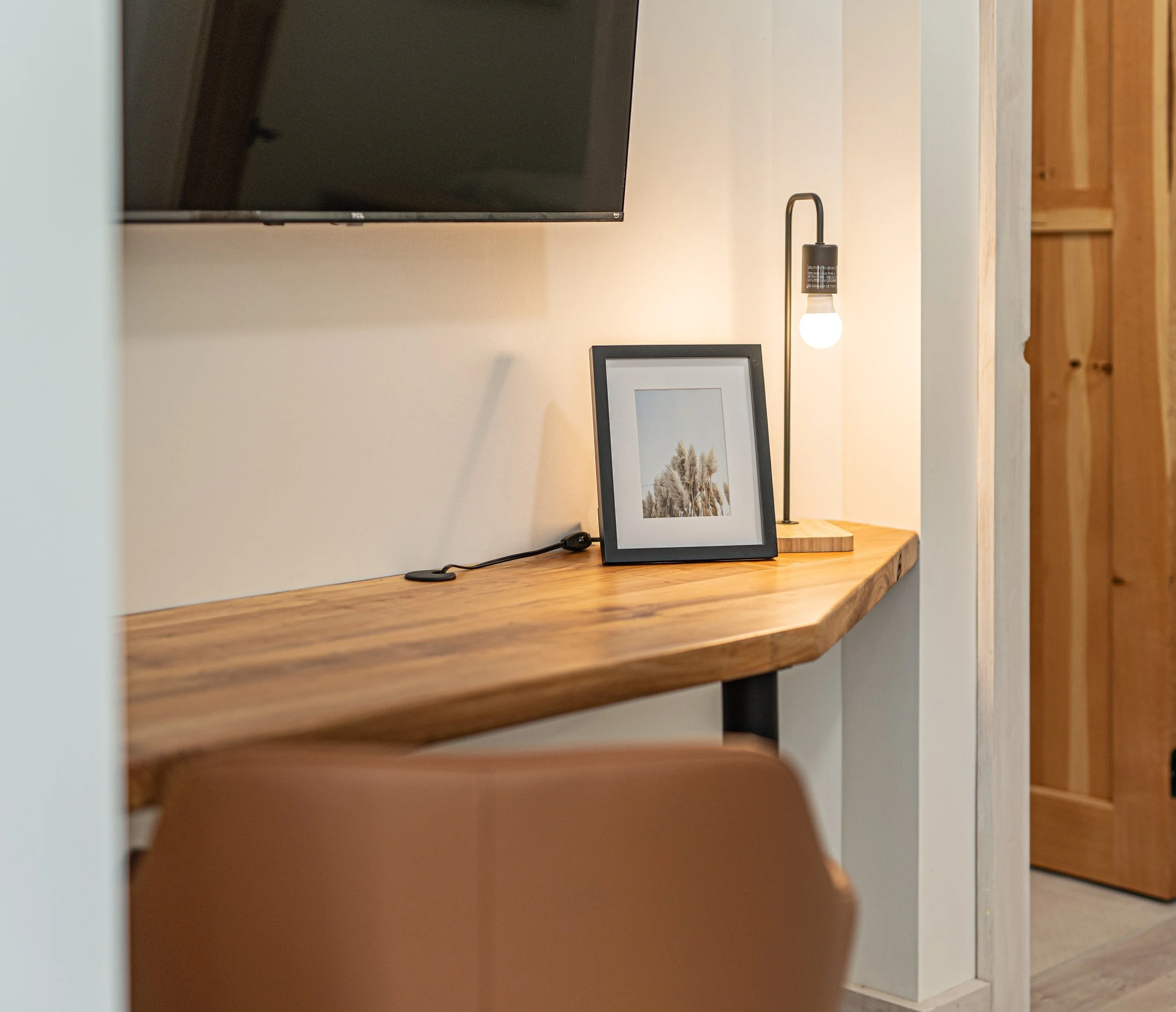 tv_desk_airbnb.jpg