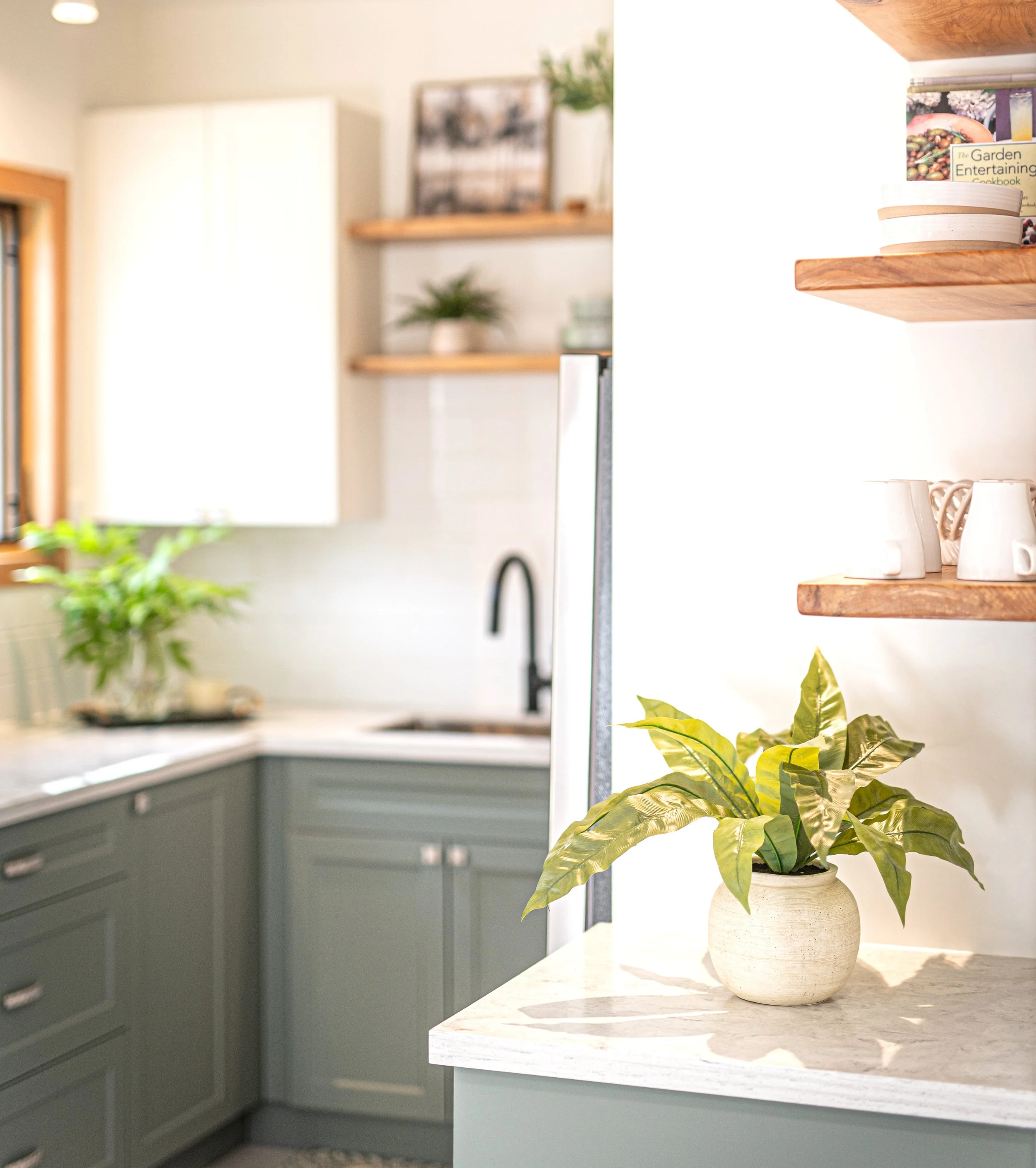 white_and_green_kitchen.jpg