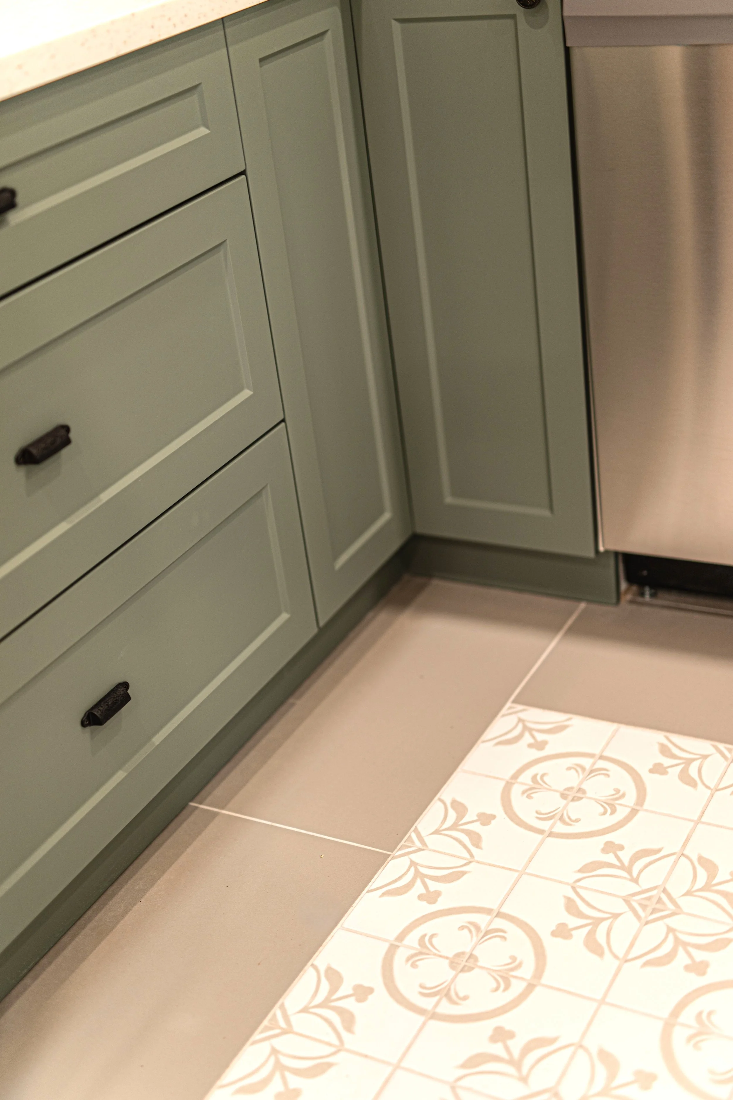 tile_floor_inset_kitchen.jpg