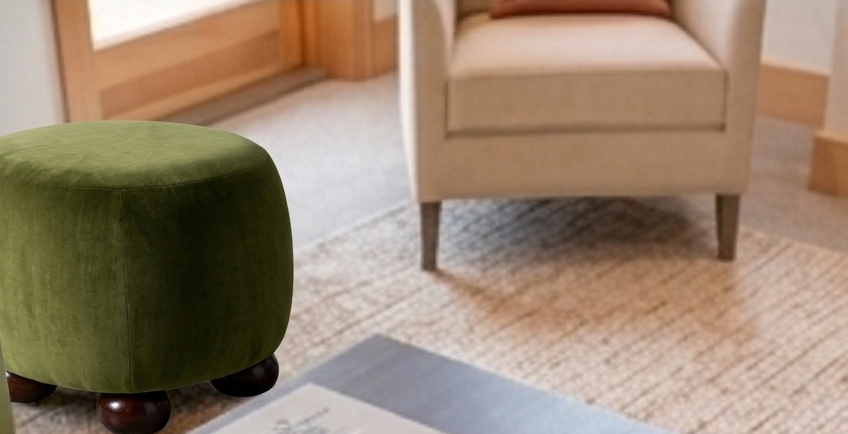 e_custom_ottoman_with_feet.png